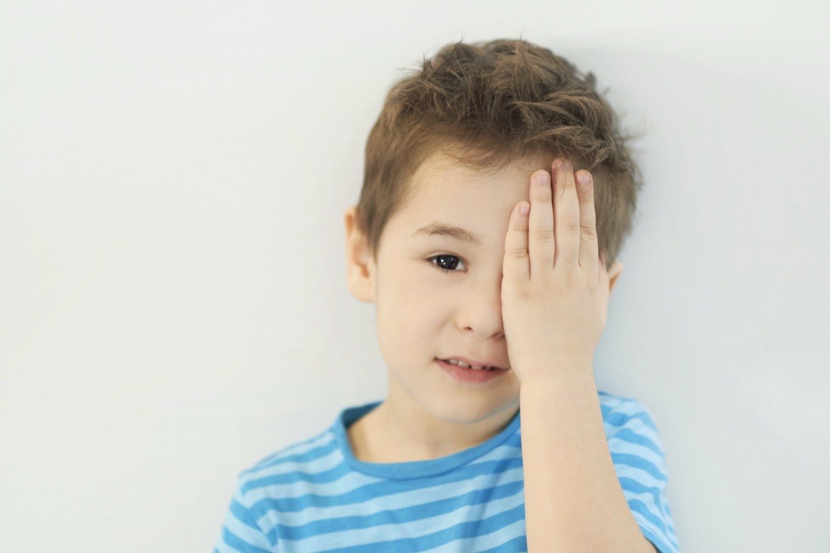 青少年近视控制检查 家长陪同孩子在张敏眼科接受视力检查